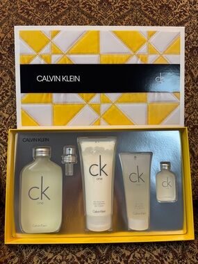 Calvin Klein Boxed Set Moisturizer * Body Wash * Fragrance * Travel